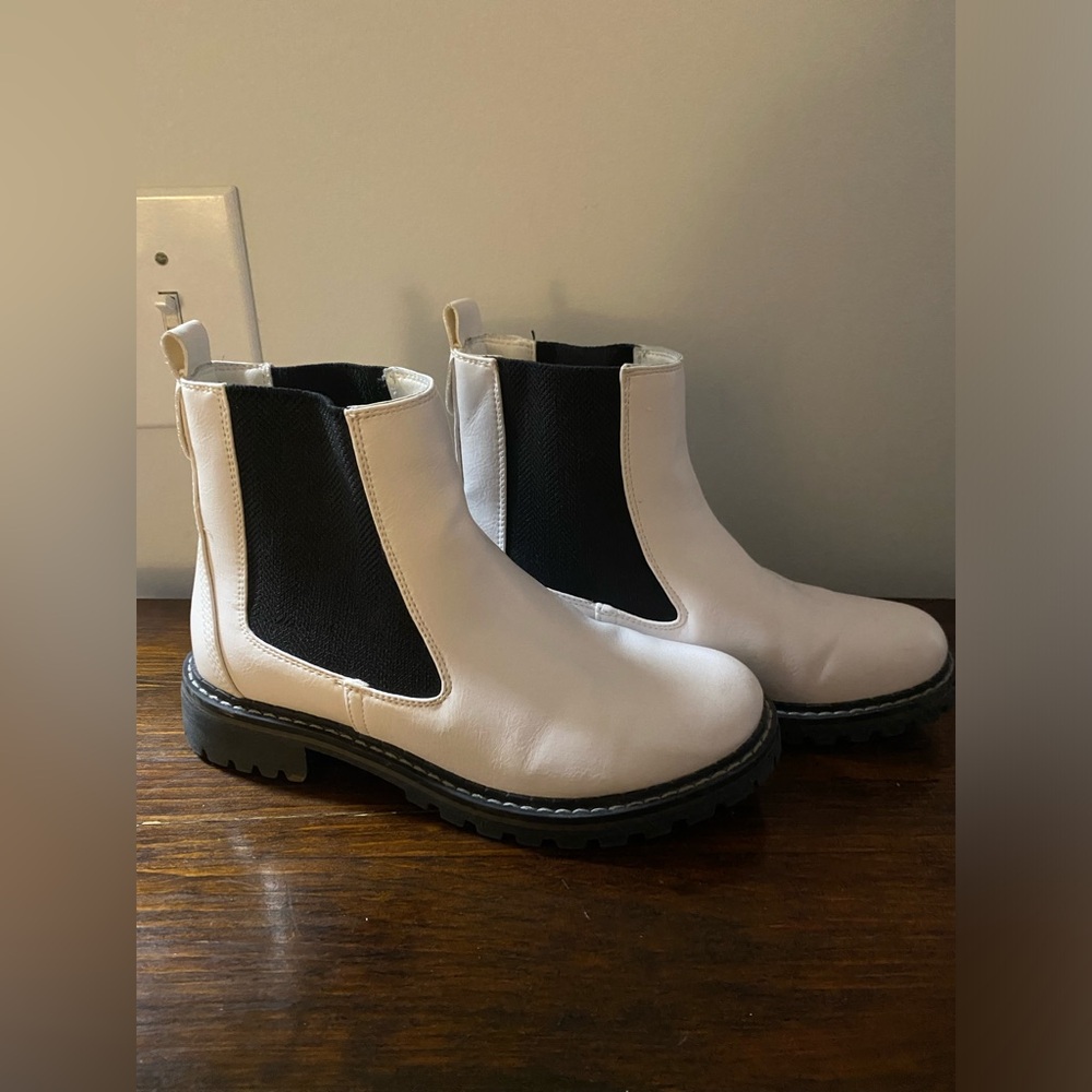 Boutique by Corky’s booties size 7